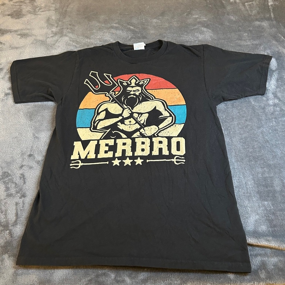 Port & Company Fan Favorite T Shirt‎ Mens Small Black Merbro Retro Graphic